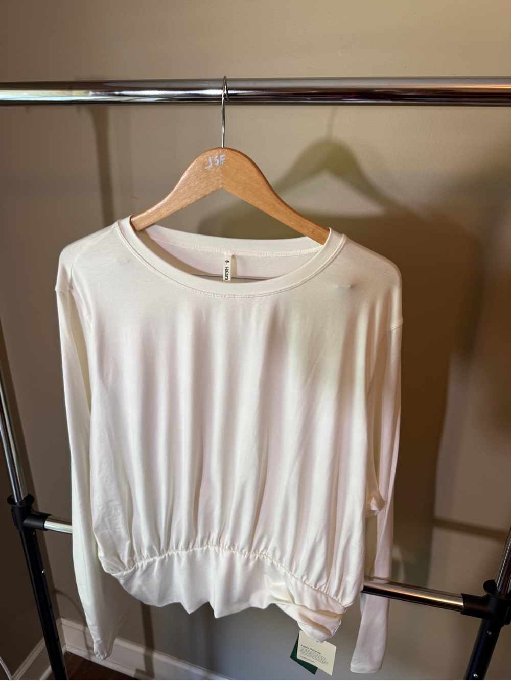 HALARA Cream Relaxed Neck Tee